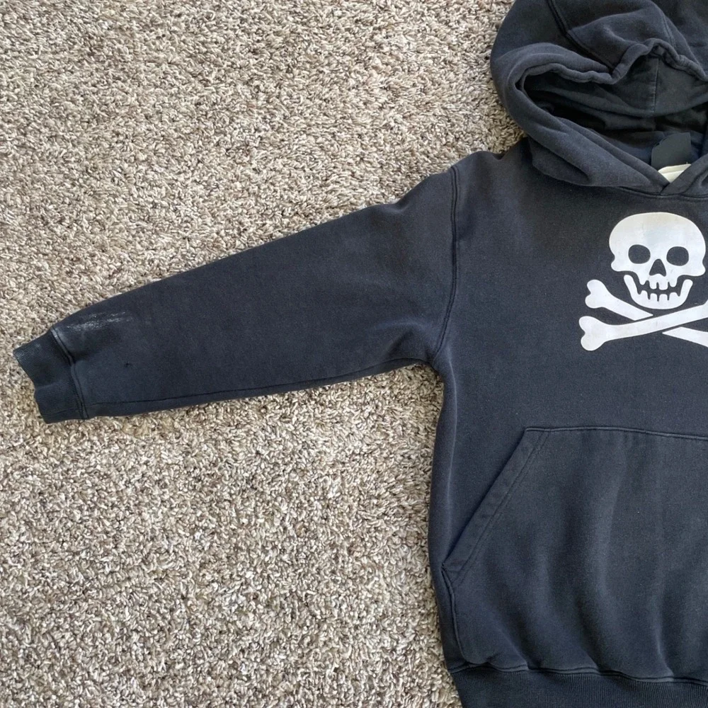 Vintage Giant Merchandising Black Skull and Crossbones Graphic Hoodie Mens Large